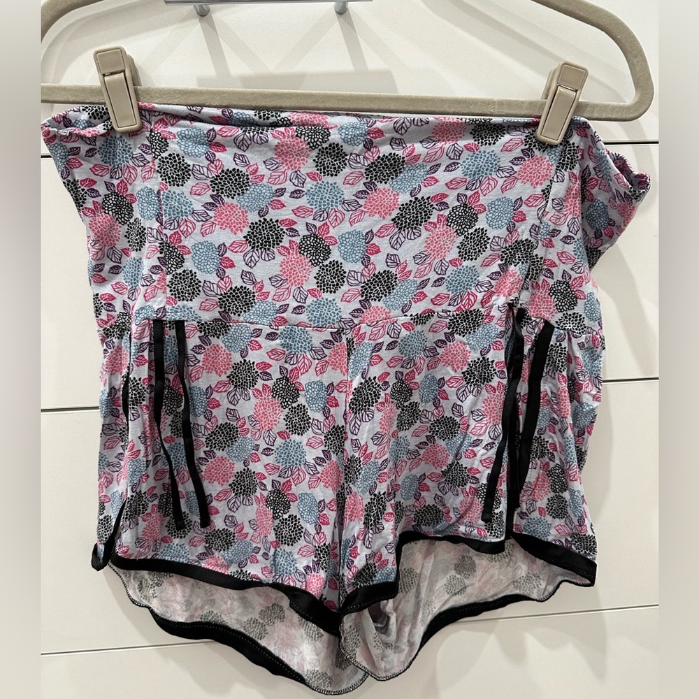 A Pea in The Pod Maternity shorts Size L